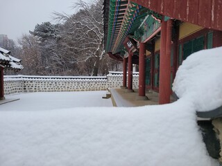 함박눈이 내린 겨울, 한국 전통건축의 고요한 풍경