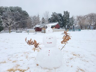 나뭇가지 팔을 뻗어 다가올 봄의 햇살을 마중하는 하얀 눈사람과 겨울날의 소박한 정취