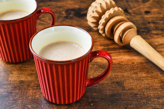 メキシコのモリニージョと温かいメキシコのチョコラーテ　コピースペースあり Mexican molinillo and mexican hot chocolate (chocolate mexicano, chocolate caliente mexicano) . Copy space available
