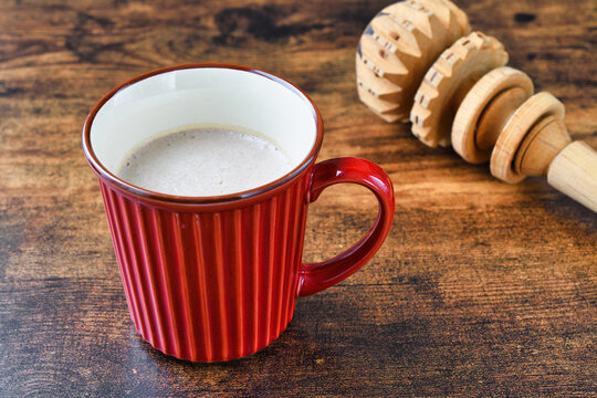 メキシコのモリニージョと温かいメキシコのチョコラーテ　コピースペースあり Mexican molinillo and mexican hot chocolate (chocolate mexicano, chocolate caliente mexicano) . Copy space available
