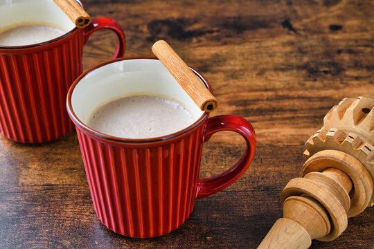 メキシコのモリニージョと温かいメキシコのチョコラーテ　コピースペースあり Mexican molinillo and mexican hot chocolate (chocolate mexicano, chocolate caliente mexicano) . Copy space available
