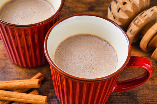 メキシコのモリニージョと温かいメキシコのチョコラーテ　コピースペースあり Mexican molinillo and mexican hot chocolate (chocolate mexicano, chocolate caliente mexicano) . Copy space available
