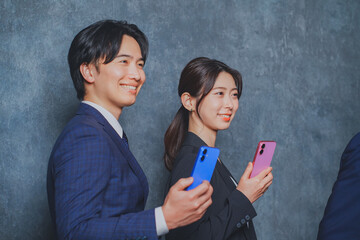 スマートフォンを手に持つビジネスマン