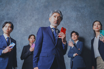 スマートフォンを手に持つビジネスマン