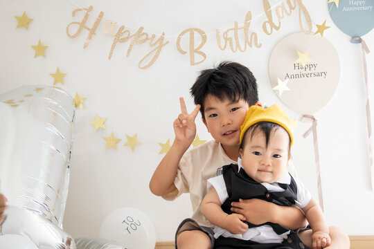 1歳の誕生日を迎えた赤ちゃんと兄の記念写真　（自宅スタジオ撮影）