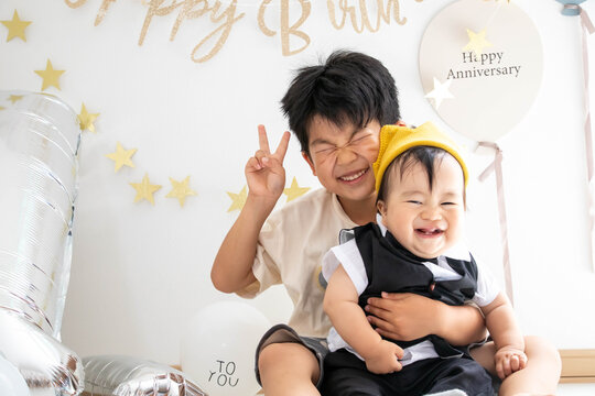 1歳の誕生日を迎えた赤ちゃんと兄の記念写真　（自宅スタジオ撮影）