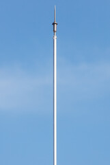 Obraz premium A tall pole with a metal top
