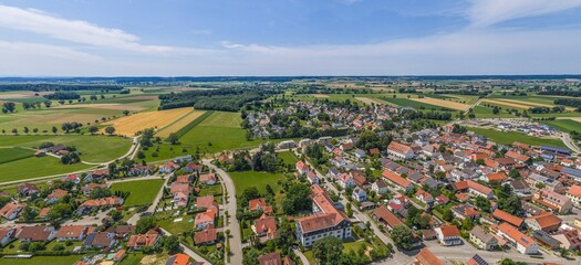 Obraz premium Die Marktgemeinde Pfaffenhausen im schwäbischen Kreis Unterallgäu aus der Vogelperspektive