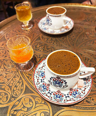 2つのカップにトルココーヒーを注ぐ