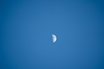 Demi-lune dans un ciel bleu
