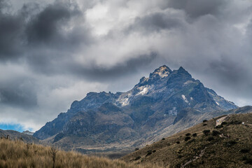 vista con riesco molto nuvoloso in montagna