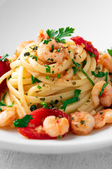 Linguine con gamberetti, pomodorini e prezzemolo, Pasta Italiana 