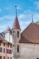 Annecy es un pueblo alpino en el sureste de Francia, donde el lago Annecy converge con el r&iacute;o Thiou.
