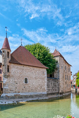 Annecy es un pueblo alpino en el sureste de Francia, donde el lago Annecy converge con el r&iacute;o Thiou.