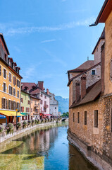 Annecy es un pueblo alpino en el sureste de Francia, donde el lago Annecy converge con el r&iacute;o Thiou.