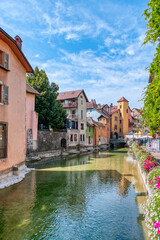 Annecy es un pueblo alpino en el sureste de Francia, donde el lago Annecy converge con el r&iacute;o Thiou.