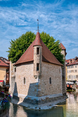 Annecy es un pueblo alpino en el sureste de Francia, donde el lago Annecy converge con el r&iacute;o Thiou.