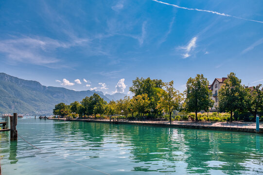 Annecy es un pueblo alpino en el sureste de Francia, donde el lago Annecy converge con el r&iacute;o Thiou.