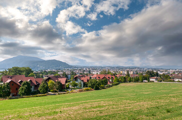 Annecy es un pueblo alpino en el sureste de Francia, donde el lago Annecy converge con el r&iacute;o Thiou.
