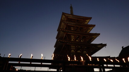 たくさんのロウソクと仏塔