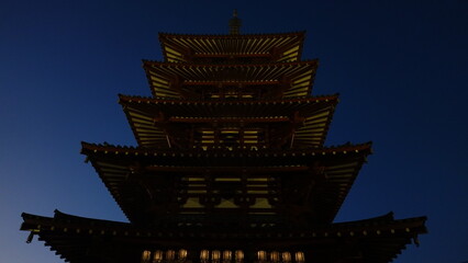 たくさんのロウソクと仏塔