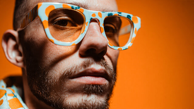 Portrait d'homme avec lunettes en gros plan