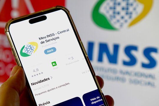 Aplicativo cnh brasil e inss na tela do celular com fundo desfocado.