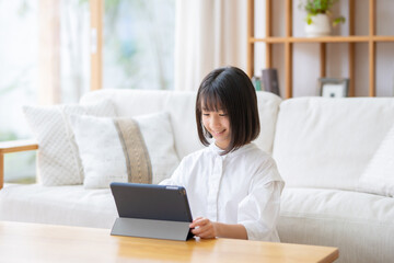 Fototapeta premium タブレットを見る女の子