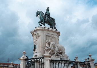 Obraz premium Equestrian statue of King Pedro IV in Porto city square.