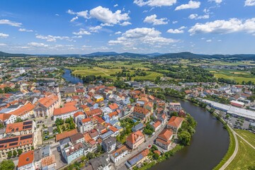 Obraz premium Cham, die zentrale Stadt der Region Oberer Bayerischer Wald aus der Vogelperspektive