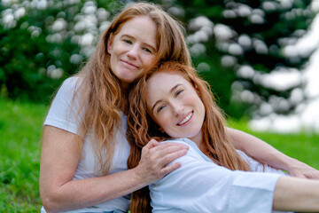 Fototapeta premium Friends enjoying time together outdoors in a green area during daylight