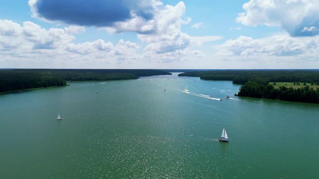 Mazury - rejs jachtem po krainie jezior - panorama żagl&oacute;wek na mazurach