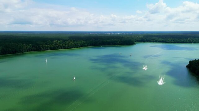 Mazury - rejs jachtem po krainie jezior - panorama żagl&oacute;wek na mazurach