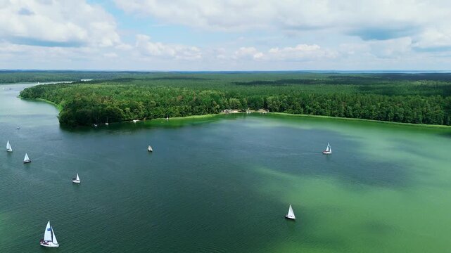 Mazury - rejs jachtem po krainie jezior - panorama żagl&oacute;wek na mazurach