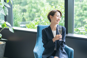 Fototapeta premium 会食でお酒を飲むビジネスマン女性