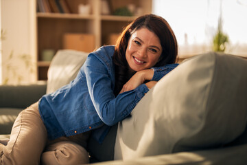 Fototapeta premium Woman relaxing smiling happy on sofa at home