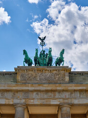 Obraz premium quadriga statue on top of the brandenburg gate in berlin, germany