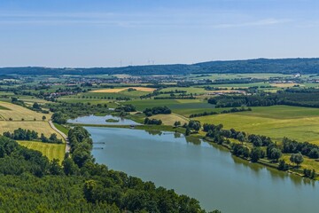 Obraz premium Ausblick auf das Erholungsgebiet Bucher See im Jagsttal in Württemberg von oben