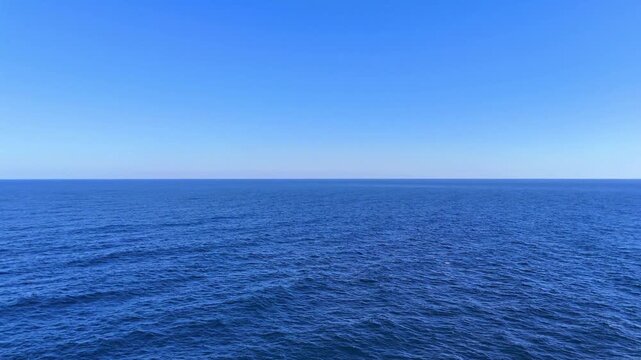 伊豆の海と美しい水平線と青空のシンプルな空撮│4Kドローン
