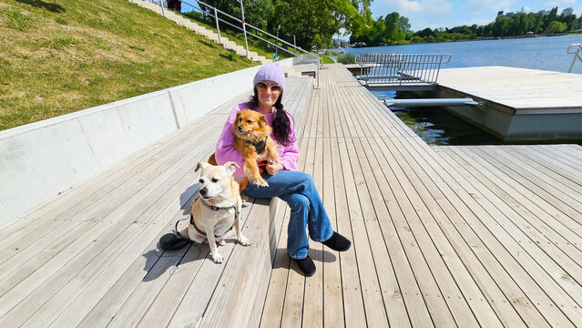 Frau mit ihren Hunden am Steg