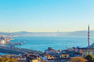 Obraz premium Magnificent panoramic view of the Bosphorus and the New Valide Sultan Mosque at sunrise.