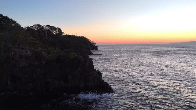 伊豆の水平線から昇る美しい朝日と輝く海面│4Kドローン空撮
