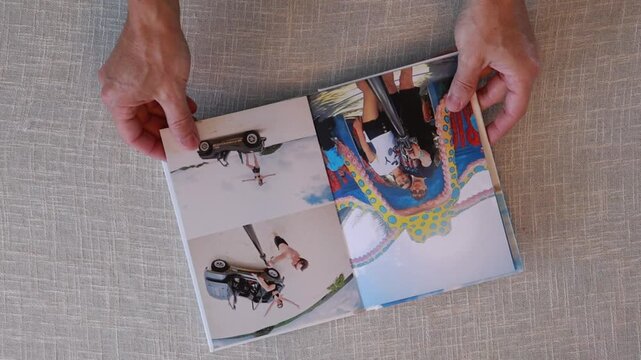 homem olhando fotos de f&eacute;rias com a esposa 