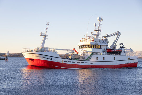 BUEFJORD (IMO: 9244154) is a Fishing Vessel and is sailing under the flag of Norway. Her length overall (LOA) is 31 meters and her width is 9 meters.