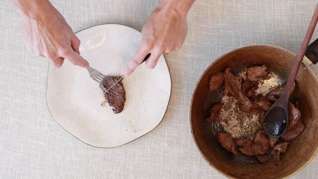 homem comendo saborosa carne vermelha 