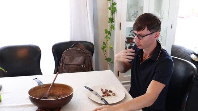 homem comendo saborosa carne vermelha 