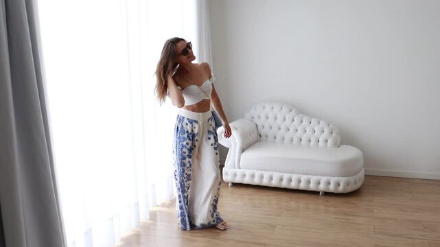 mulher da moda com roupa para o ver&atilde;o 