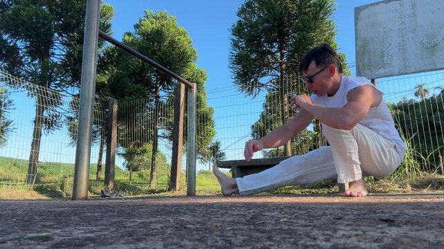 homem treinando muscula&ccedil;&atilde;o calistenia ao ar livre 