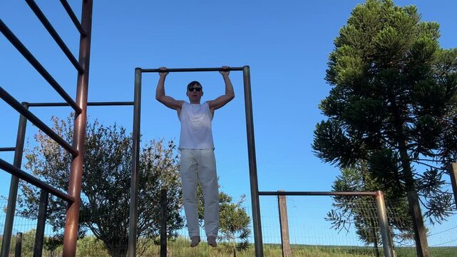 homem treinando muscula&ccedil;&atilde;o calistenia ao ar livre 