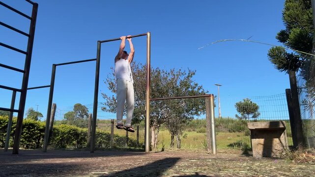 homem treinando muscula&ccedil;&atilde;o calistenia ao ar livre 